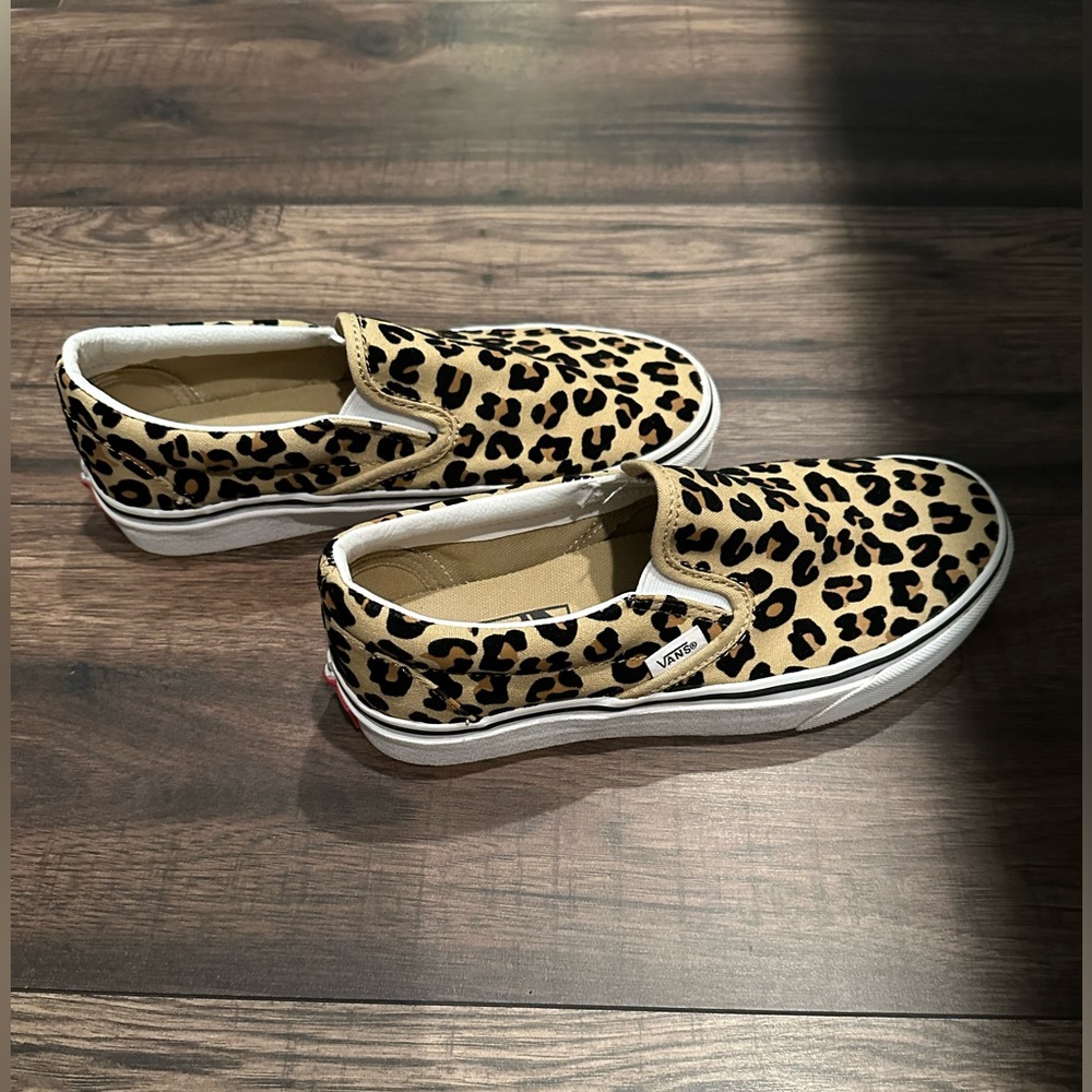 NWOT! Women’s cheetah print vans, size 7!